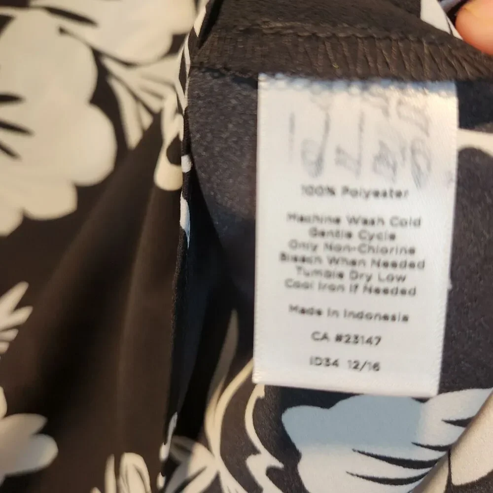 Leaving Closet Soon! Talbots Black Floral Short Sleeve Blouse C0073 - Picture 5 of 6